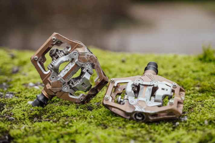 The slightly wobbly stance and the low release force make the Leatt pedal feel less secure.