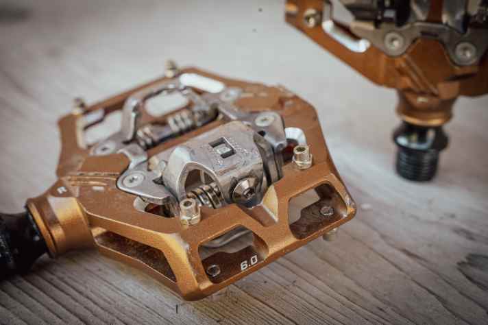 Unlike with Shimano, the release hardness can be read off a scale. This makes adjustment easier