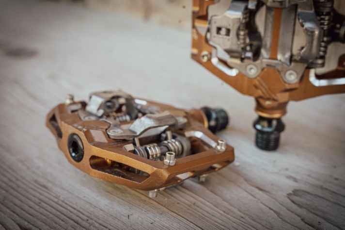 Vier Pins pro Seite sollen den Halt am Pedal verbessern. Die Vorderseite ist für leichteres Einklicken leicht abgesenkt