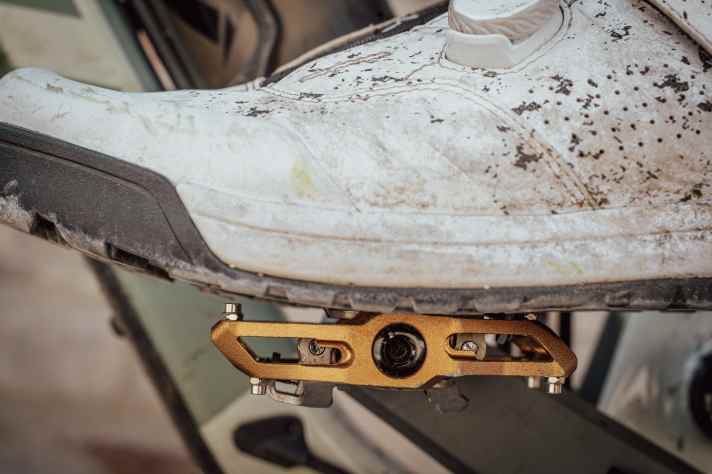 The shoes only have contact in the small area around the binding mechanism. The pins barely interfere with the shoe profile