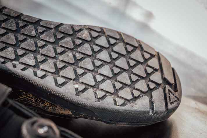 Gummimischung und Profil vermitteln nur wenig Grip. Das passt nicht ganz zur sonstigen Ausrichtung des Schuhs
