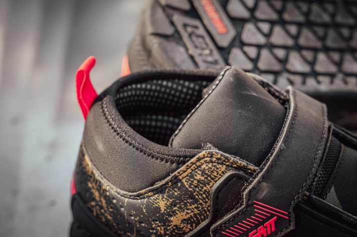 The ankles are also well protected. The neoprene finish keeps dirt out