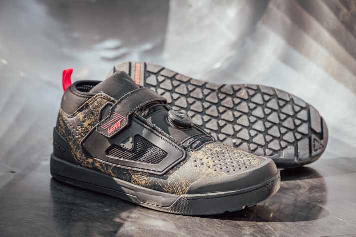 The Leatt Pro Flat 3.0 looks so robust that it could withstand even the hardest impacts. In practice, however, it mainly lacks grip