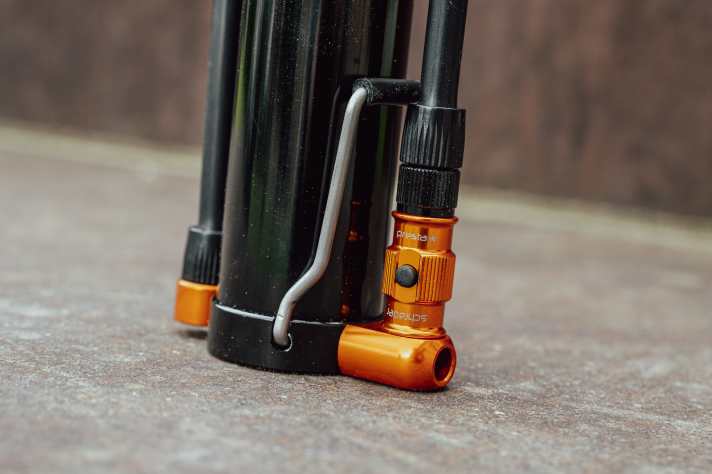 Ist der Standfuß eingeklappt, lässt sich der Pumpenkopf in der Halterung fixieren. Das Aufschrauben ist etwas friemelig