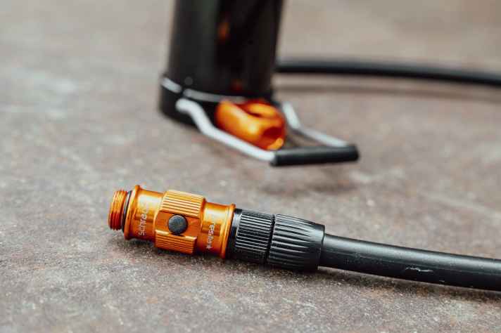 Im Gegensatz zu den meisten anderen Pumpen gibt es bei Lezyne ein kleines Ventil zum Luft ablassen