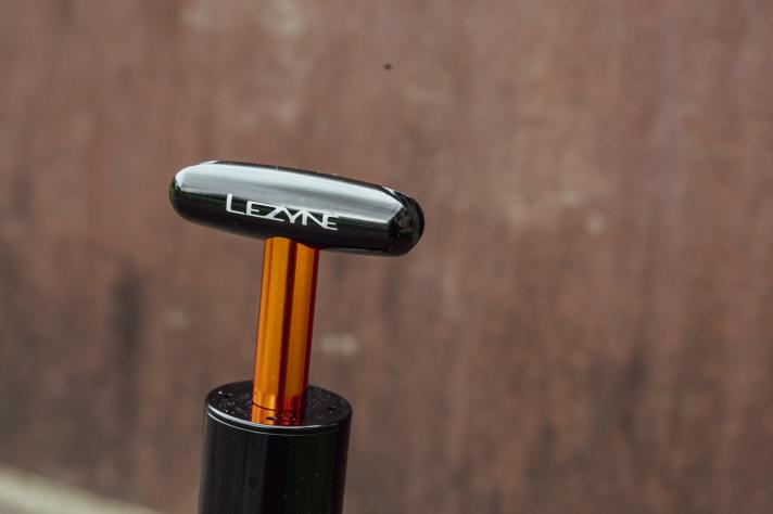 Der kleine CNC-Griff liegt angenehm in der Hand, könnte aber durchaus etwas größer sein