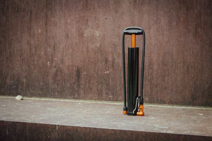 Lezynes Micro Floor Drive XL ist eine geschrumpfte Standpumpe mit riesigem Volumen. Dafür schafft sie maximal 2,4 bar Druck in den Reifen