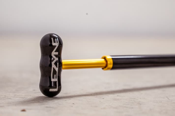 The larger handle fits much better in the hand than the handle of the digital Lezyne