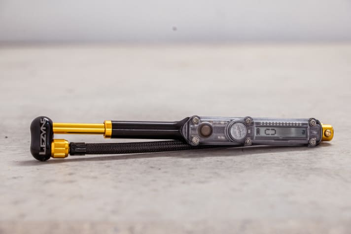 Die Lezyne Digital Shock Drive hat die perfekte Größe für unterwegs