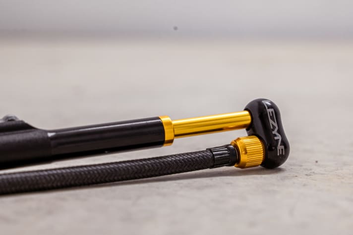 The hose can be secured via a thread in the handle
