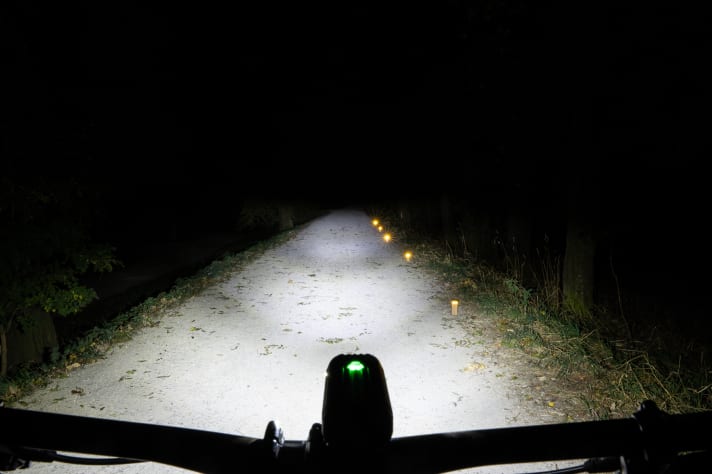 It lights up the area in front of the handlebars really well and also has good long-range visibility. Unfortunately, there’s no high beam that’s open at the top