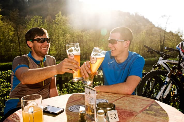 Anders als beim Autofahren, ist beim Radfahren ein (großes) Bier drin - aber die Fahrtüchtigkeit darf nicht leiden.