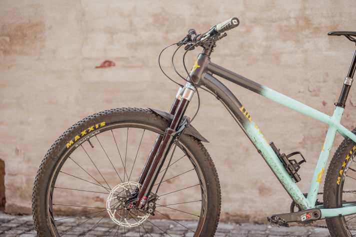 Auf unseren Testfahrten hinterließ die neue Manitou R8 einen positiven Eindruck – feinfühlig und dennoch mit Reserven für gröberes Geläuf ausgestattet.