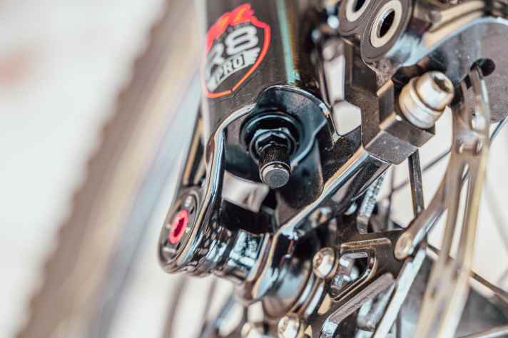 Auf der Luftfeder-Seite bauen die Taiwanesen auf eine Dorado Air Kartusche, die – typisch Manitou – von unten befüllt wird.