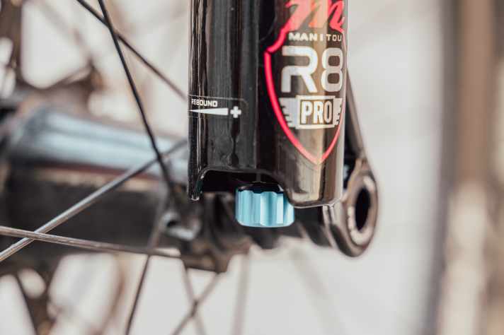 Ebenfalls eine Eigenheit des Herstellers: Die Zugstufe ist blau markiert und verfügt über einen weiten Verstellbereich.