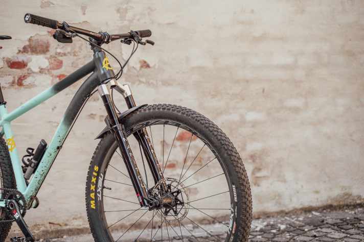 Manitou is back on the World Cup scene with a new race suspension fork. Compared to its predecessor, the R7, the new fork is said to have been significantly slimmed down once again