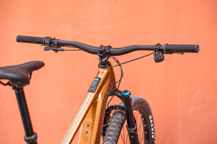 Pleasantly offset handlebars, stylish stem, thick and soft grips. A good cockpit makes a big difference and the one on the Marin is top. Feel-good guarantee!