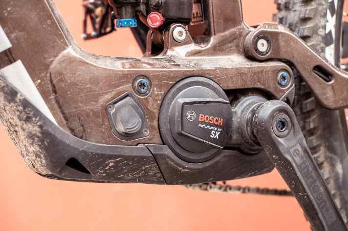 The Bosch SX provides dynamic thrust. A range extender can also be plugged into the charging port in front of the motor.