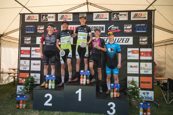 Elias und Max auf dem Podest freuen sich: Platz 1 und 2 gehen an das BIKE Junior Team!