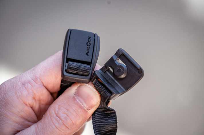 Many manufacturers now rely on the magnetic buckle from Fidlock. We are always impressed by the function