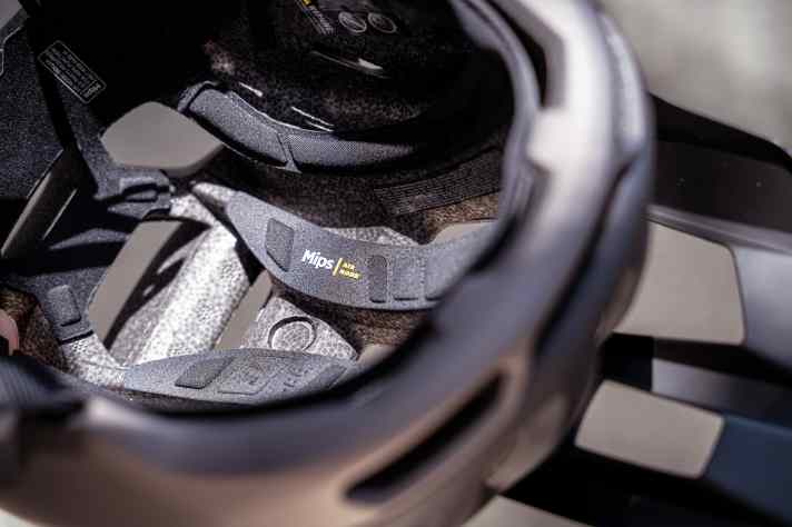 Met relies on the lightweight and stylish Mips Air Node integrated into the padding