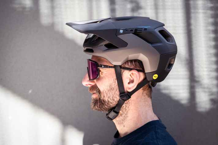 Etwas wuchtig ist er schon, der neue Revo. Dafür deckt er aber auch einen sehr großen Bereich des Kopfes ab