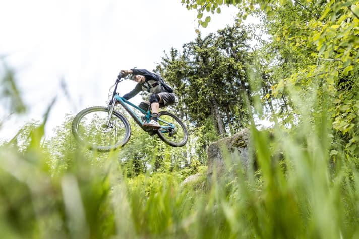 Is that still "low impact sport"? Mountain biking occasionally involves more radical riding manoeuvres. In an interview with experts, we wanted to know how these strains should be assessed in terms of knee health.