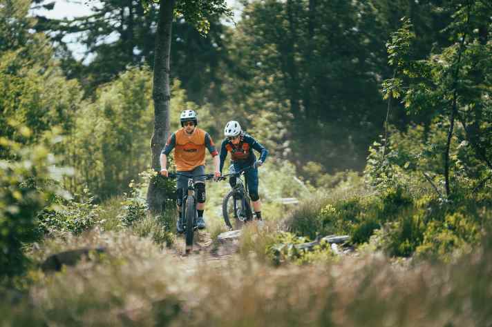 Tobi at the front, Jan behind: the positions are clearly defined in the BIKE editorial team.