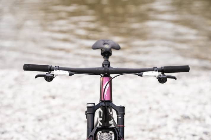 Cleanes Cockpit dank Stealth-Bremsen und Funk-Technologie. Aufgeräumter als das Cockpit des neuen Specialized S-Works Epic wird es an einem Race-Fully kaum werden.