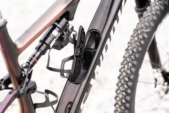 On the Epic, Specialized brings the SWAT Box storage compartment to a race MTB for the first time. The function is flawless.