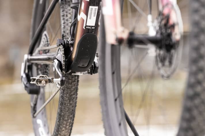 By no means standard on a race bike: a robust protector protects the down tube of the new Specialized Epic from damage. The frame weight nevertheless remains competitive.