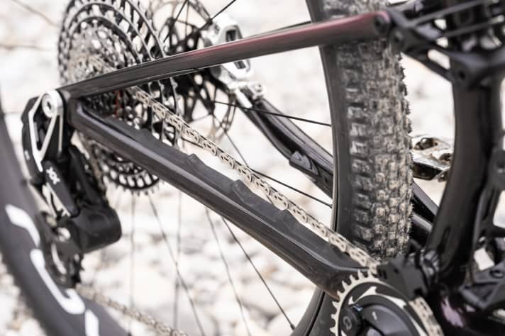 Der Kettenstrebenschutz des Specialized Epic 8 dämpft Geräusche sehr zuverlässig. Insgesamt fährt sich das Bike sehr leise.