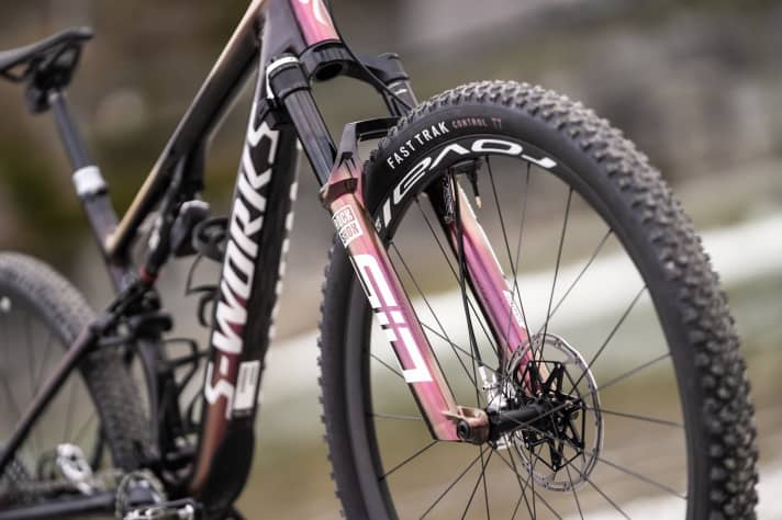 120 millimetres of suspension travel and 2.35 inch wide tyres promise an extraordinary amount of reserves for a race bike.