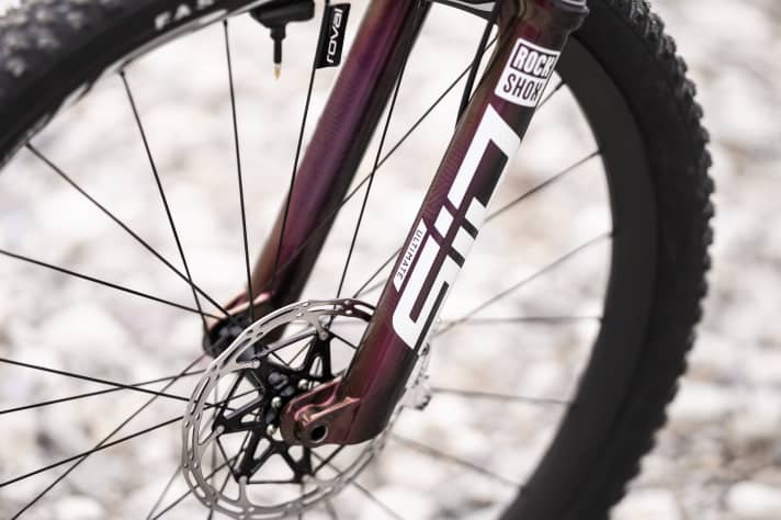 Das neue Flight Attendant Fahrwerk für XC-Bikes basiert auf Rockshox Ultimate Federelementen. Am edlen S-Works Epic kommt die Gabel in Rahmenfarbe.