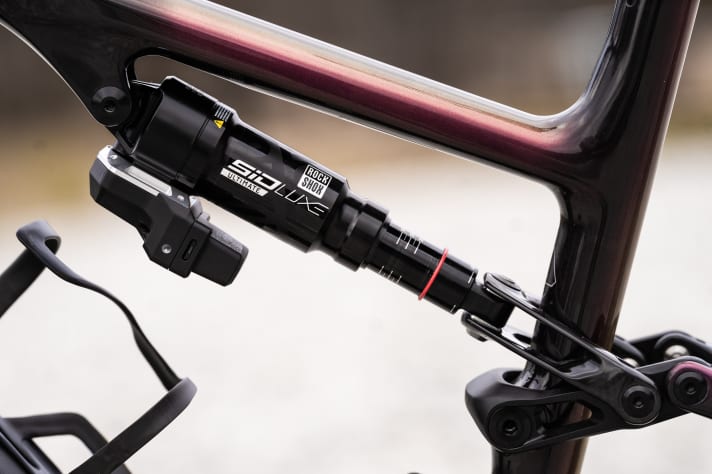 Developed for uncompromising cross-country racing: the Rockshox Flight Attendant System on the Specialized S-Works Epic 2024.