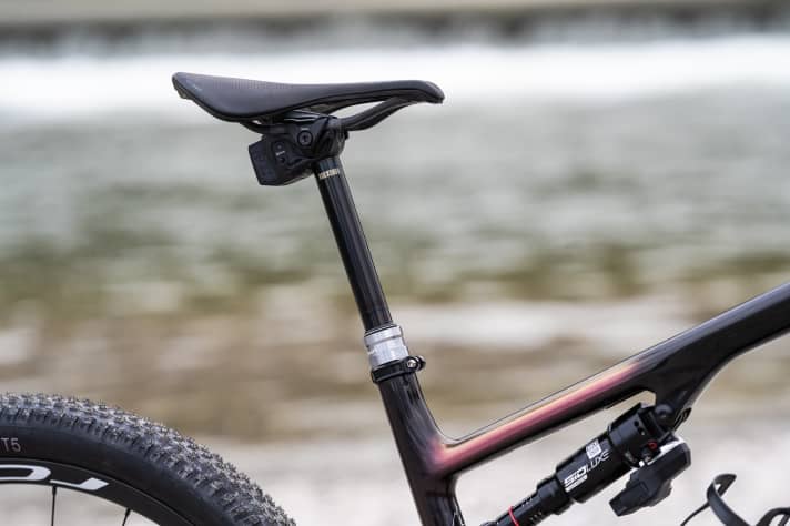 Eine Dropper Post mit 150 Millimetern Federweg sieht man an Cross Country-Bikes nicht oft. Am Specialized S-Works Epic 8 wird die Rockshox Reverb AXS via Funk gesteuert.