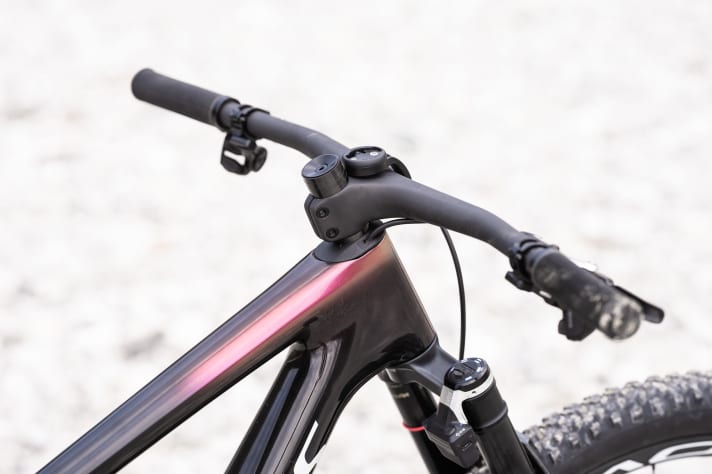 Trotz der extrem progressiven Geometrie bleibt das neue Specialized Epic ein astreines Racebike. Für eine sportliche Fahrposition sorgt das tiefe Cockpit.