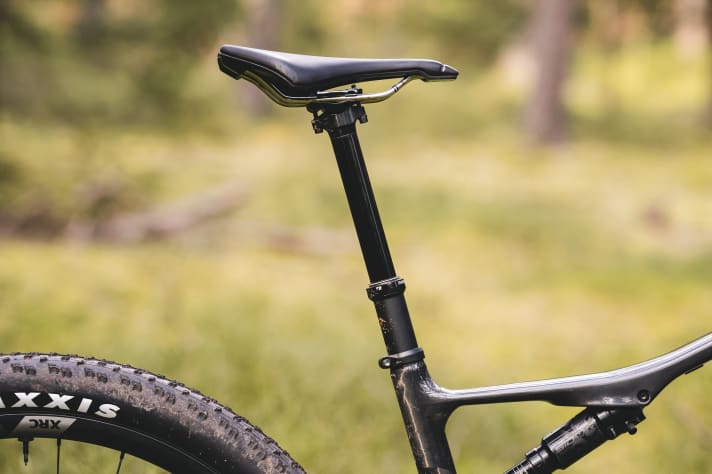 The Fox Transfer SL on the Cannondale Scalpel Carbon 1 is not too heavy despite 150 millimetres of travel. Unfortunately, it lacks an intermediate position.
