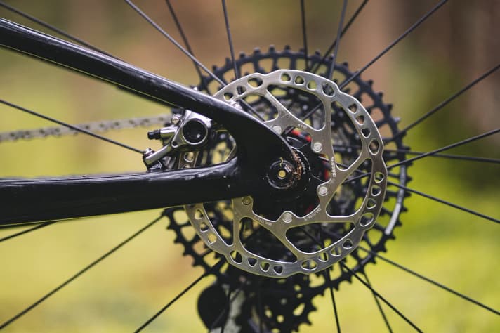Liv setzt auf eine Postmount- anstatt einer Flatmount-Bremsaufnahme. Der Shimano XTR Bremssattel des Pique Advanced 0 ist durch den Rahmen gut geschützt.
