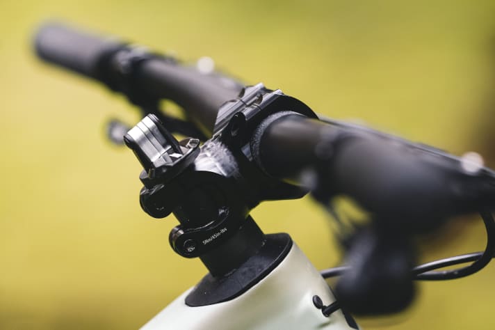 Typisch Specialized: Im Gabelschaft des Epic Evo 8 findet sich ein kleines Multitool. Die Passung des Mini-Helfers ist top.