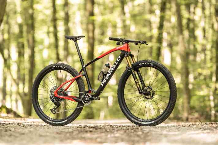 With its asymmetrical rear triangle and unconventional carbon design, the Pinarello Dogma XC hardtail definitely stands out from the crowd.