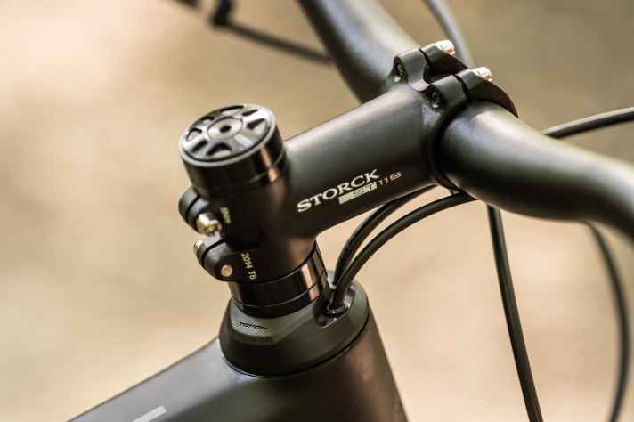 The cockpit of the Storck hardtail remains classic. The cables run through the headset into the frame.