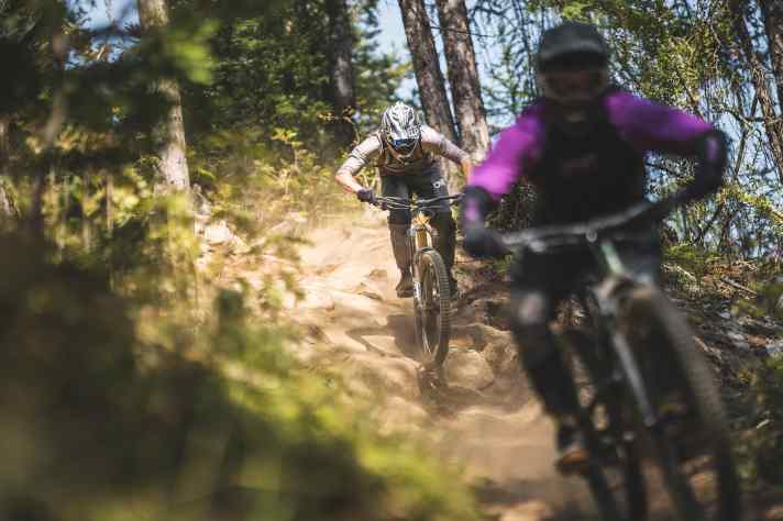The freeride bikes from Specialized and Propain go head-to-head in the test and leave nothing to be desired in the bike park.