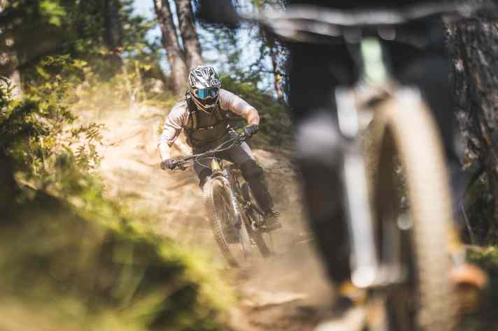 Im Downhill können es Freerider mit dem neuen Specialized Status richtig krachen lassen. Das Fahrwerk ist allerdings eher komfortabel als sportlich.