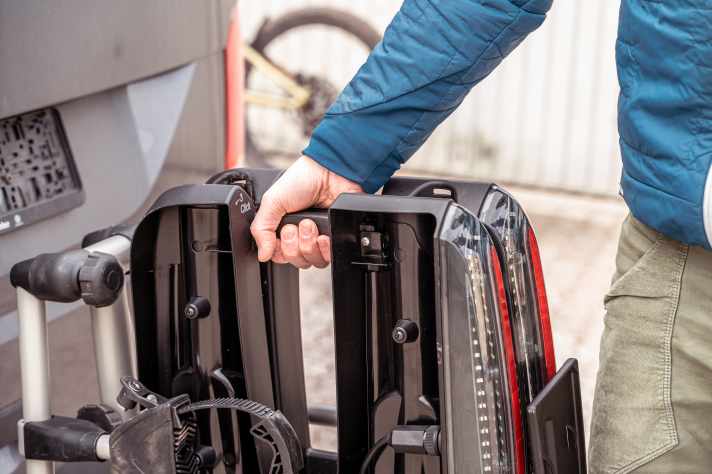 Practical for transporting and placing on the coupling: the rails form a handle