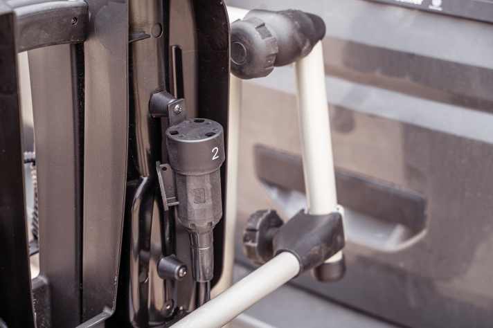 Der Stecker klemmt unter der Schiene. Die Halterung dürfte stabiler sein