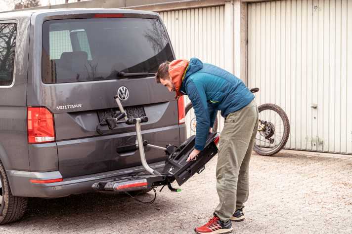 Stattdessen wird der Träger geklemmt, indem man den rechten Flügel auf und ab bewegt