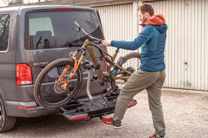 Erst dann kann man das Fußpedal betätigen. Für die Heckklappe an Bussen reicht der Winkel nicht aus