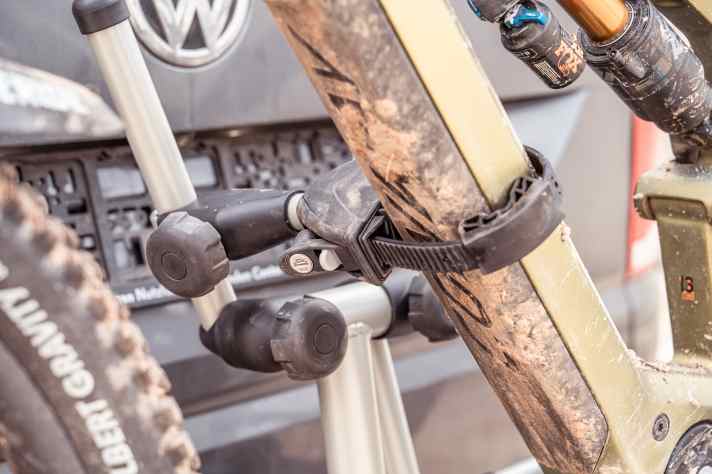 Theoretisch bietet das System viele Haltepositionen. Mit längeren Gurtbändern reichen die Greifer auch um dicke Akku-Rohre