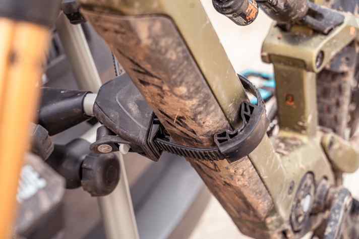 Die Gummierung schon das Material. Für dicke Rohre brauchte es längere Ratschenbänder. Etwas hakelig in der Bedienung